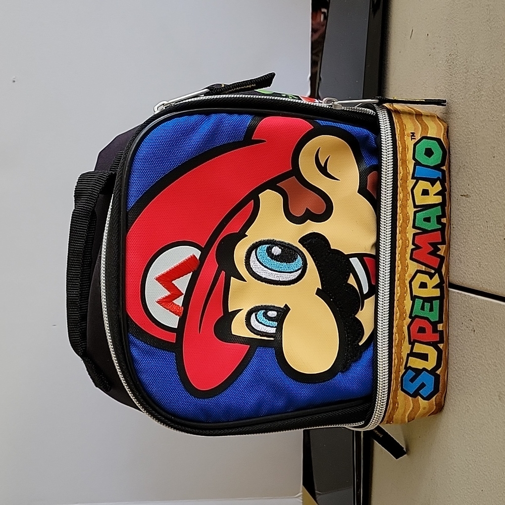 Kids Super Mario lunch box 9x7x5 EUC
